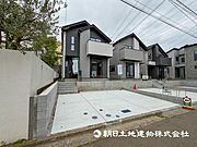 【外観】並列2台駐車可能なカースペース。セカンドカー用として自転車置き場や物置場としても利用できます 