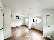 【洋室】大きな窓からたっぷりと陽光が注がれる明るい空間です。家族の成長に対応できる永住仕様の間取り！ 