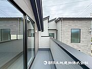 【バルコニー】思わず大きく深呼吸したくなるバルコニー！空が青く、近く、広く感じる事が出来ます 