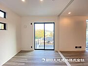 【洋室】柔らかい陽光が差し込む明るいお部屋を演出する設計！！彩光の取れる窓が気持ちの良いお部屋です！ 