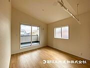 【洋室】大きな窓からたっぷりと陽光が注がれる明るい空間です。家族の成長に対応できる永住仕様の間取り！ 