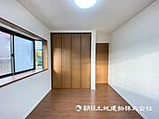 【洋室】大きな窓からたっぷりと陽光が注がれる明るい空間です。家族の成長に対応できる永住仕様の間取り！ 