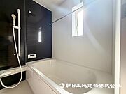 【浴室】ゆったりと寛げる広々バスで足を伸ばしてリラックス。　最新のユニットバスは設備も充実です 