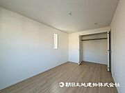 【収納】クローゼットにはスーツ類から丈の長いコート類まで何でも収納できる便利なスペースです。衣装ケースと併用することでセーター類なども収納でき自分だけのスペースにできます。  