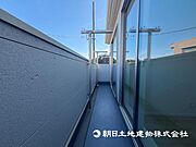 【バルコニー】思わず大きく深呼吸したくなるバルコニー！空が青く、近く、広く感じる事が出来ます 
