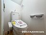 トイレ：【トイレ】温水洗浄便座付きで年中快適なトイレです。クロスや床の色味も落ち着ける空間です 