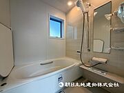 【浴室】ゆったりと寛げる広々バスで足を伸ばしてリラックス。　最新のユニットバスは設備も充実です 