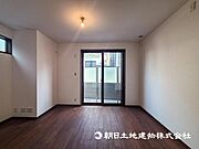 【洋室】大きな窓からたっぷりと陽光が注がれる明るい空間です。家族の成長に対応できる永住仕様の間取り！ 