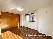 【洋室】大きな窓からたっぷりと陽光が注がれる明るい空間です。家族の成長に対応できる永住仕様の間取り！ 
