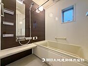 【浴室】ゆったりと寛げる広々バスで足を伸ばしてリラックス。　最新のユニットバスは設備も充実です 