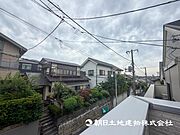 【眺望現地】朝の澄んだ空気や、夕方に吹く清々しい風を五感で感じられるバルコニー。 