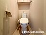 トイレ：【トイレ】温水洗浄便座付きで年中快適なトイレです。クロスや床の色味も落ち着ける空間です 