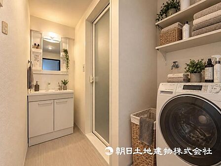 【洗面・脱衣所】日常使う場所だからこそ、機能性と収納力を兼ね備えた洗面台を採用です。毎日の朝の支度が楽しみになりますね。※家具等はイメージです
