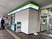 ファミリーマート　ＪＲ唐津駅店 200m