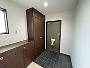 収納力のある下足箱で玄関まわりをいつでもきれいに保てます！広々とした空間に窓もあり明るく快適な玄関♪