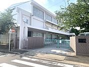 上野小学校まで　198m　徒歩約3分●2010年に創立130周年を迎えた伝統ある学校。【校訓】強く　正しく　親切に【教育目標】心身ともに健康で、主体的に行動することができる児童の育成