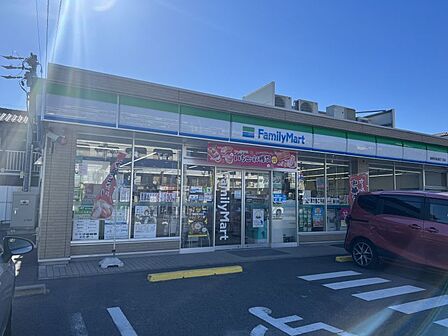 ファミリーマート瑞穂弥富通四丁目店まで 569m 徒歩約8分