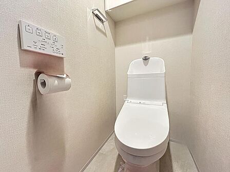 快適な温水洗浄便座付き!収納に便利な吊戸棚もあり清潔感のあるトイレです♪