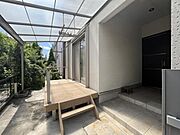 ウッドデッキスペースは、お洗濯物を干すだけでなく、ちょっとしたガーデニングや息抜きにも最適です♪ 