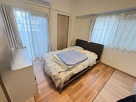 2方向から光が入る開放的な洋室。お部屋全体が明るく、爽やかな毎日を過ごせます!