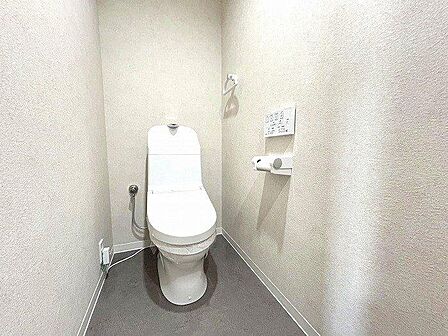 トイレには快適な温水洗浄便座付き!