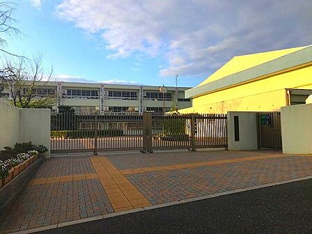 八幡市立男山第三中学校 450m