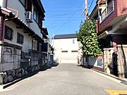 前道は車通りが少なく小さなお子様も安心です。
