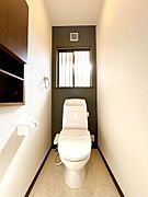 【リフォーム済/トイレ】1階トイレです。便器交換、クロス・クッションフロア張替、照明交換を行いました。