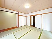 【リフォーム済/和室】畳表替え、クロス張替え、照明交換、クリーニングいたしました。和室全体が明るく、心地よい空間に生まれ変わりました。