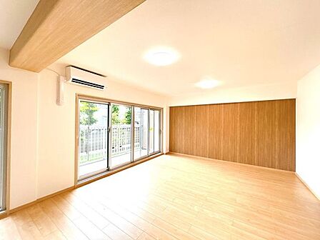 【リフォーム済/リビング】エアコン18帖用設置、キッチン交換、フローリング重ね張り、建具交換、クロス張替、照明交換、火災報知器設置をいたしました。南西側からの日差しが気持ちいいリビングです。