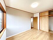 【リフォーム済/2階東側6帖洋室】フローリング重ね張り、クロス張替、照明交換を行いました。2面採光で収納スペースもございますので主寝室としてもご利用頂けます。
