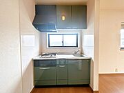 【リフォーム中/2階キッチン】クロス張替、クリーニングを行います。