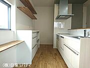対面式のキッチンで、家族の会話も弾みます。
