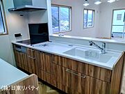 シンプルで使いやすい設計のキッチン。毎日の料理が快適に。