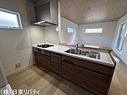対面式のキッチンで、家族の会話も弾みます