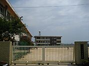 廿日市市立廿日市中学校592m