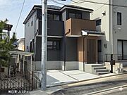 落ち着いた色合いで、周囲の街並みに馴染む外観です。