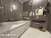 清潔感のあるバスルーム。高級感のあるデザインが魅力です。