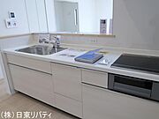 対面式のキッチンで、家族の会話も弾みます。