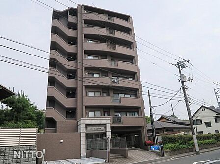 閑静な住宅地に立地