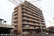 落ち着いた色合いで、周囲の街並みに馴染む外観です。