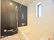 清潔感のあるバスルーム。高級感のあるデザインが魅力です。