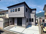 落ち着きのある外観の2階建て住宅