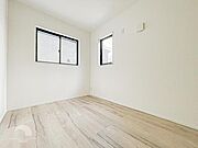 【洋室】大きな窓からたっぷりと陽光が注がれる明るい空間です。家族の成長に対応できる永住仕様の間取り！