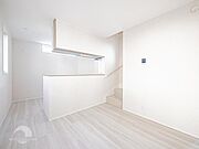 お天気が晴れの日は照明をつけなくても充分明るいリビングです！どこか落ち着きのある広々とした内装です！皆で過ごす空間が、目に浮かんでくる様な優しいリビングダイニングです！くつろいだり楽しい時間を是非！