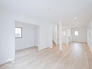 リビングにあふれる採光と心地よい風のつどう調和された空間！！生活を彩る充実した日々が過ごせそうです。家族の滞在期間が長くなることを予測して、設計士が思いと工夫をこらした自慢のリビングダイニング！！！