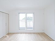 居室はひとり時間を過ごせる安らげるお部屋として活用できます！収納スペースあり！荷物が多くても十分！！ベッドや勉強机、テレビなどを置きたい場合におすすめ！！過ごす時間が長くてもゆったり過ごせそうですね！