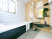 【浴室】使いやすい最新システムバスににリフォーム済みです。ご入居時から気持ちよくお使いいただけます。