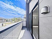 【バルコニー】太陽の光と爽やかな風を受けられるバルコニーです。太陽の匂いを感じられそうです！ 