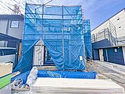  長く愛着を持って住んで頂きたいから飽きのこないデザインに！！緑の潤いを感じながらホッと生活できそう。 閑静な住宅地に馴染む落ち着いた色合いの外観は、月日が経っても温かみのある邸宅として佇み続けます